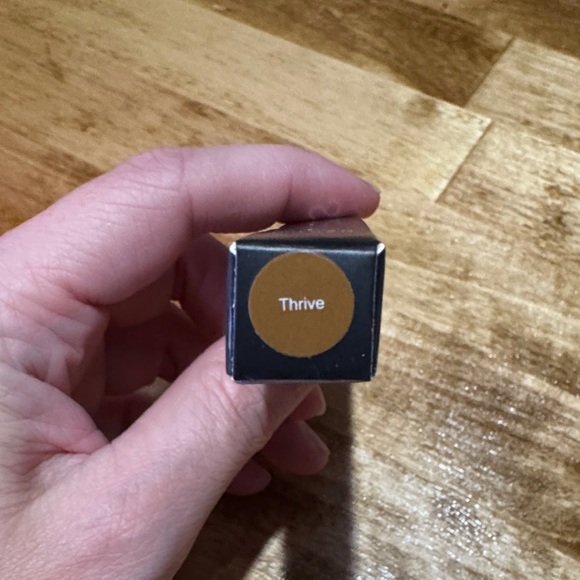 ✨ Shine Brow Wand in Thrive (0.2 g) - Picture 4 of 5